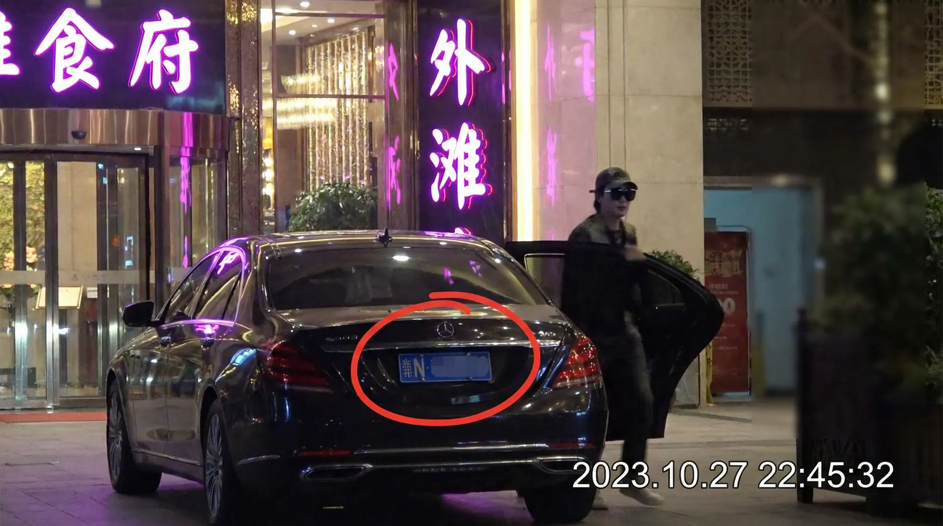 半岛在线体育网平台 - 豪车餐厅外偷拍
